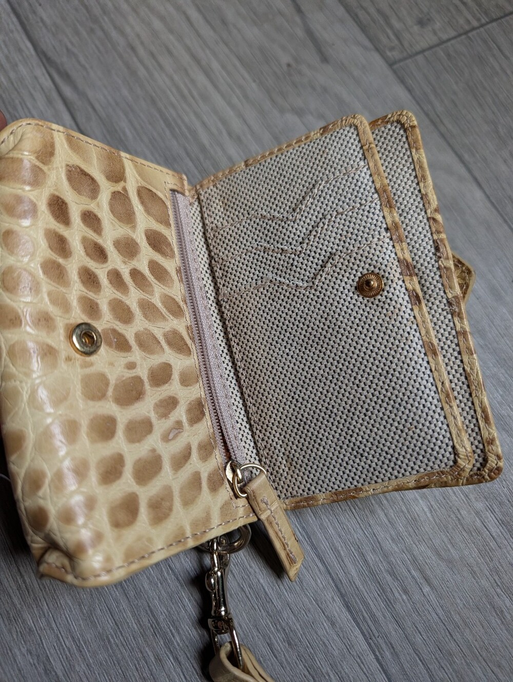 Dooney&Bourke Croc Embossed Wallet Wristlet 🐊✨ - Picture 6 of 8